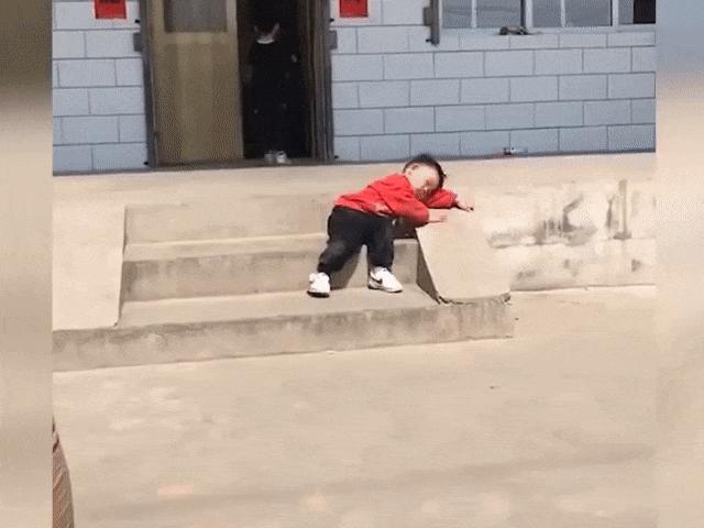 Video Clip Cười - Khi bạn đang buồn ngủ mà bị mẹ bắt đi học