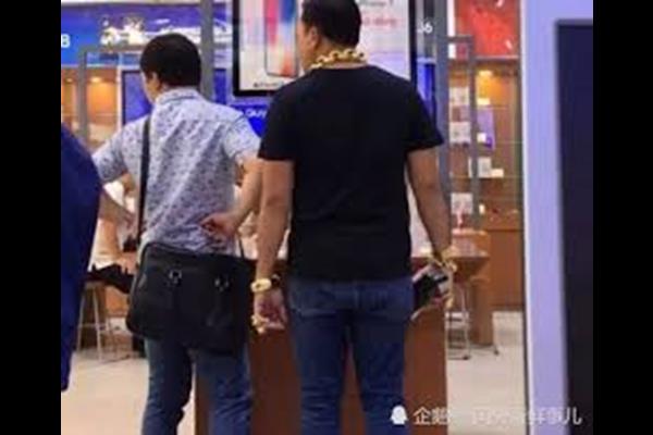 Báo nước ngoài sốc vì chiếc mũ bằng vàng do người Việt chế tác - 3