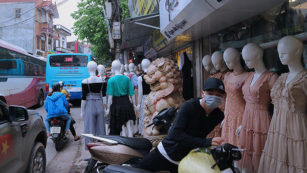 Giật mình hàng trăm "chân dài, da trắng" đứng dọc phố Hà Nội "gọi khách" - 10