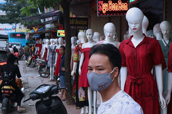 Giật mình hàng trăm "chân dài, da trắng" đứng dọc phố Hà Nội "gọi khách" - 12