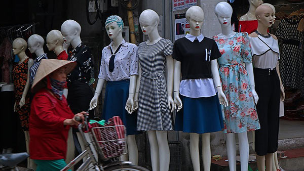 Giật mình hàng trăm "chân dài, da trắng" đứng dọc phố Hà Nội "gọi khách" - 13