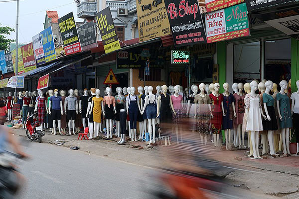 Giật mình hàng trăm "chân dài, da trắng" đứng dọc phố Hà Nội "gọi khách" - 14