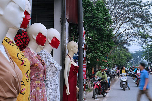 Giật mình hàng trăm "chân dài, da trắng" đứng dọc phố Hà Nội "gọi khách" - 15