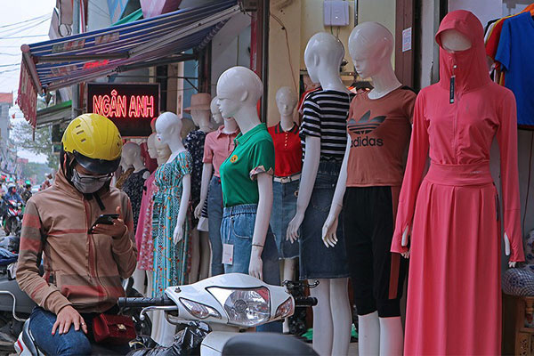 Giật mình hàng trăm "chân dài, da trắng" đứng dọc phố Hà Nội "gọi khách" - 16