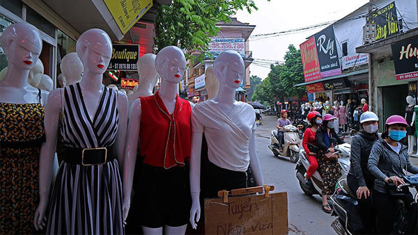 Giật mình hàng trăm "chân dài, da trắng" đứng dọc phố Hà Nội "gọi khách" - 3