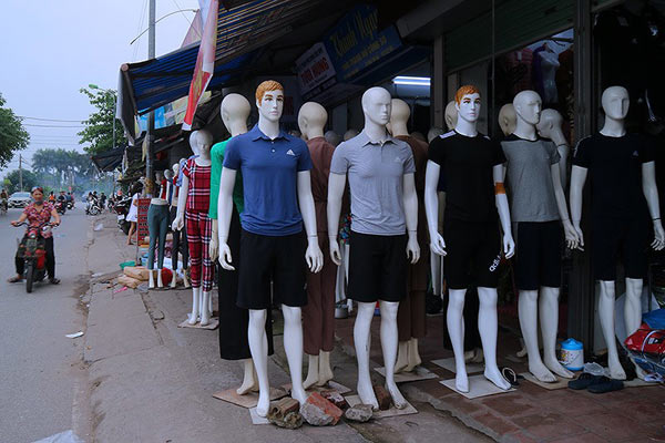 Giật mình hàng trăm "chân dài, da trắng" đứng dọc phố Hà Nội "gọi khách" - 4