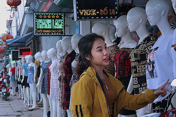 Giật mình hàng trăm "chân dài, da trắng" đứng dọc phố Hà Nội "gọi khách" - 6