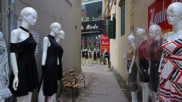 Giật mình hàng trăm "chân dài, da trắng" đứng dọc phố Hà Nội "gọi khách" - 8