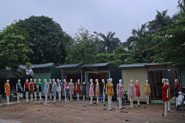 Giật mình hàng trăm "chân dài, da trắng" đứng dọc phố Hà Nội "gọi khách" - 9