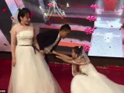 Bạn trẻ - Cuộc sống - Bạn gái cũ mặc váy cô dâu cầu xin chú rể quay lại tại lễ cưới