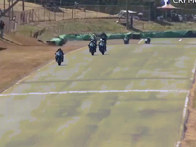 Media - Va chạm nảy lửa, hai tay đua đánh nhau như phim hành động