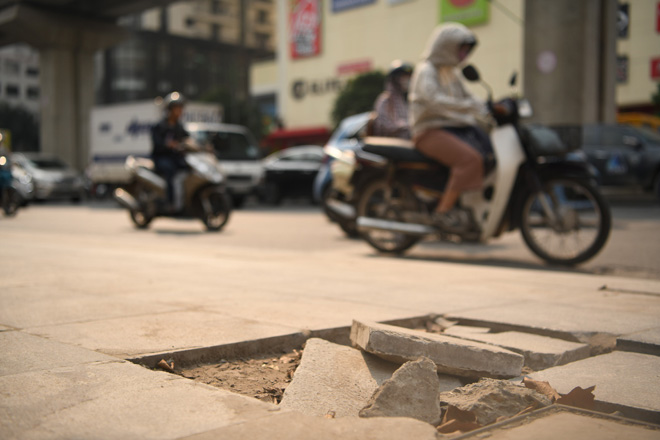 Hà Nội: Đá lát vỉa hè 'tuổi thọ 70 năm' vỡ nát sau gần 2 năm sử dụng - 2