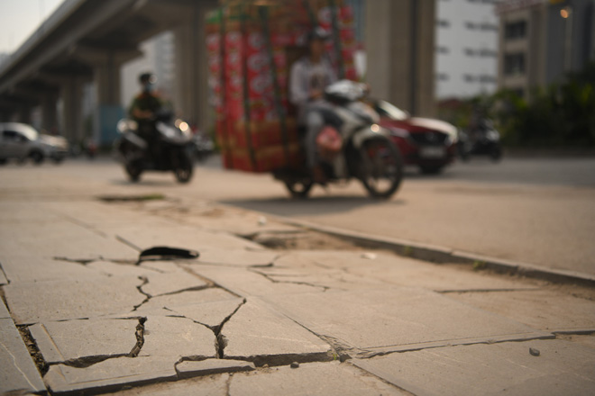 Hà Nội: Đá lát vỉa hè 'tuổi thọ 70 năm' vỡ nát sau gần 2 năm sử dụng - 3
