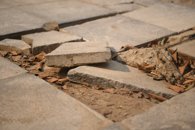 Hà Nội: Đá lát vỉa hè 'tuổi thọ 70 năm' vỡ nát sau gần 2 năm sử dụng - 4