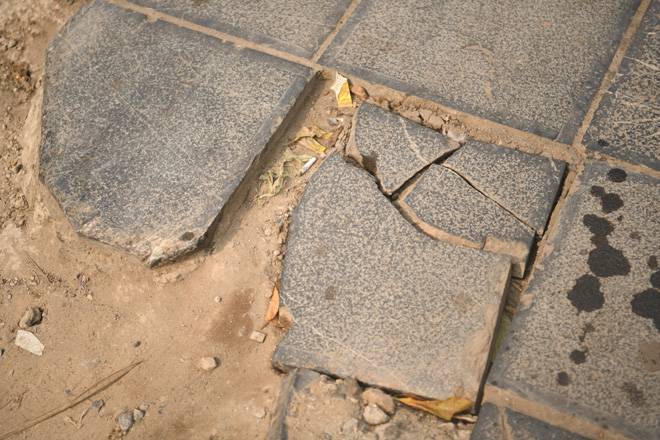 Hà Nội: Đá lát vỉa hè 'tuổi thọ 70 năm' vỡ nát sau gần 2 năm sử dụng - 6