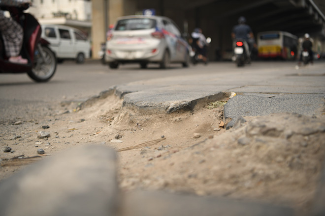 Hà Nội: Đá lát vỉa hè 'tuổi thọ 70 năm' vỡ nát sau gần 2 năm sử dụng - 5