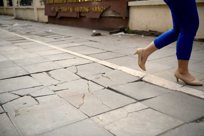 Hà Nội: Đá lát vỉa hè 'tuổi thọ 70 năm' vỡ nát sau gần 2 năm sử dụng - 10