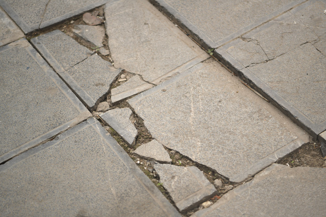 Hà Nội: Đá lát vỉa hè 'tuổi thọ 70 năm' vỡ nát sau gần 2 năm sử dụng - 8