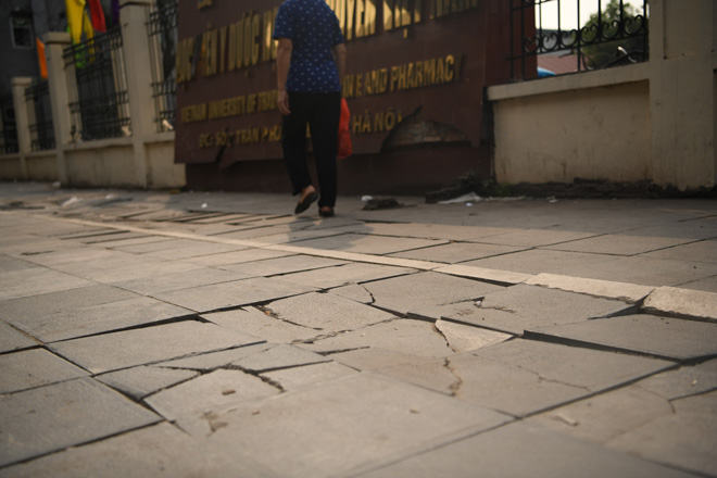 Hà Nội: Đá lát vỉa hè 'tuổi thọ 70 năm' vỡ nát sau gần 2 năm sử dụng - 9