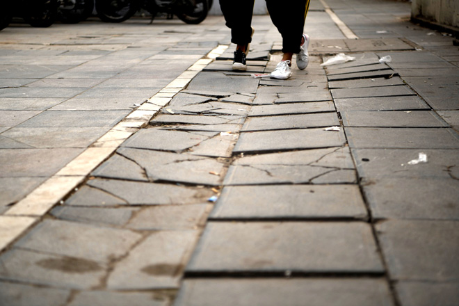 Hà Nội: Đá lát vỉa hè 'tuổi thọ 70 năm' vỡ nát sau gần 2 năm sử dụng - 12