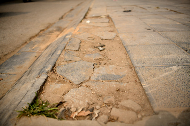 Hà Nội: Đá lát vỉa hè 'tuổi thọ 70 năm' vỡ nát sau gần 2 năm sử dụng - 7