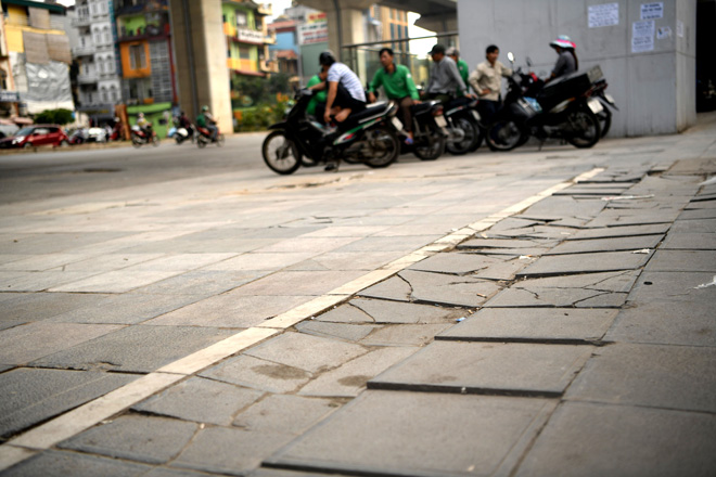 Hà Nội: Đá lát vỉa hè 'tuổi thọ 70 năm' vỡ nát sau gần 2 năm sử dụng - 11