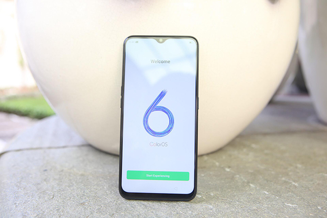 Sử dụng ngôn ngữ thiết kế màn hình giọt nước, Oppo F11 được khoét một lỗ nhỏ hình giọt nước ở ngay giữa viền trên màn hình để đặt camera selfie.
