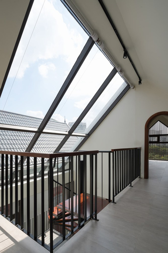 Mái nhà được lắp đặt hệ thống cửa kính, giúp ánh sáng tràn ngập khu vực vui chơi.