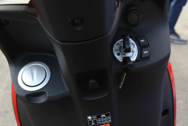 Ở khóa trên FreeGo S thuộc loại Smart Key. Phía trước có móc treo đồ và một bên là nắp bình xăng.