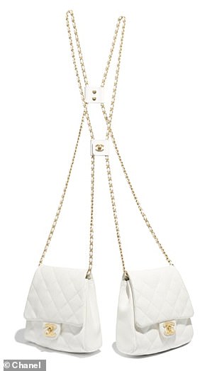 Chanel lăng xê xu hướng túi theo cặp gây sốt - 1