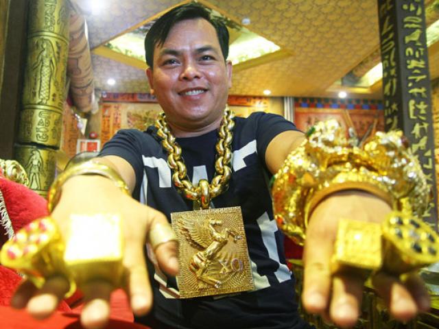 Phim - Phúc XO nói gì trên truyền hình về "tai nạn" khi đeo 13 ký vàng trên người?