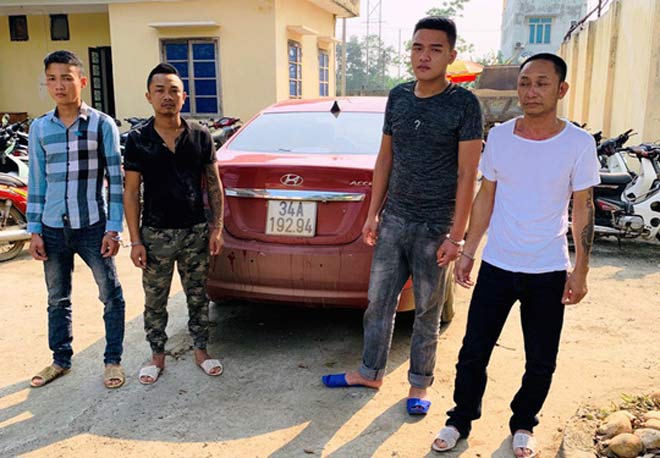 3 đối tượng bịt mặt đi ôtô không BKS ép ngã xe, đánh chủ tịch xã bị thương - 1