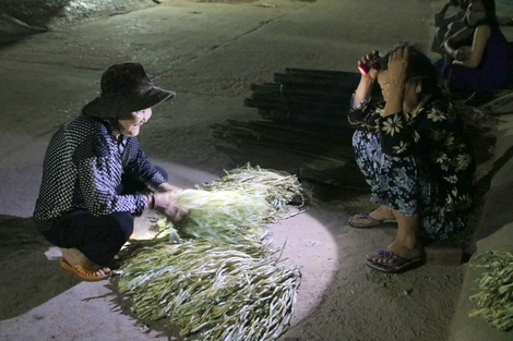 Chợ nón lá trong bóng đêm - 4