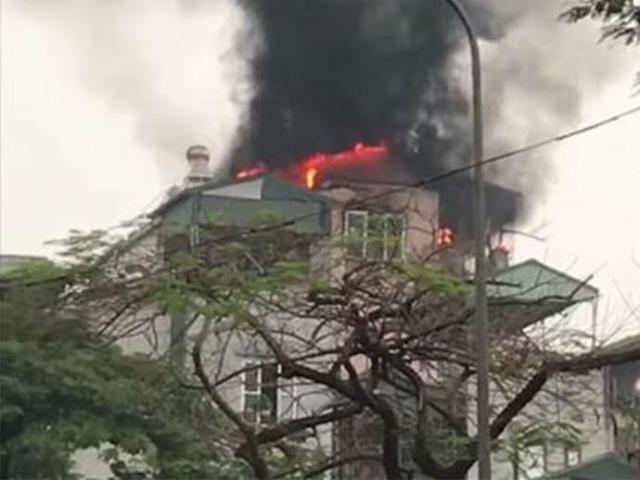 Hà Nội: Nhà 5 tầng trên phố Lạc Trung bốc cháy ngùn ngụt 