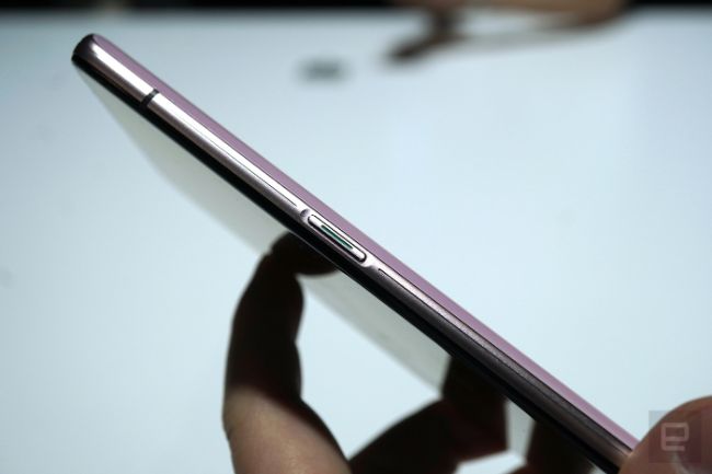 Mặt bên phải&nbsp;của Oppo Reno.