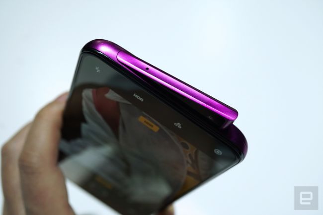 Cơ chế bật lên của camera selfie trên Oppo Reno là độc đáo nhất, chưa một sản phẩm nào có được.