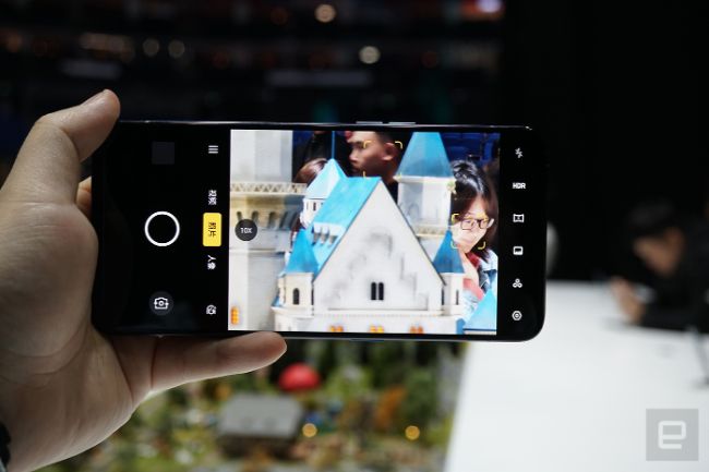 Trong khi Oppo Reno 10x Zoom Edition có màn hình 6,6 inch và chip Snapdragon 855.