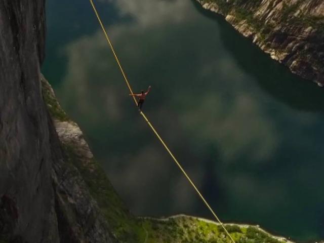 Media - "Nín thở" xem chàng trai đi thăng bằng trên sợi dây nối giữa 2 vách núi cao 1.000m