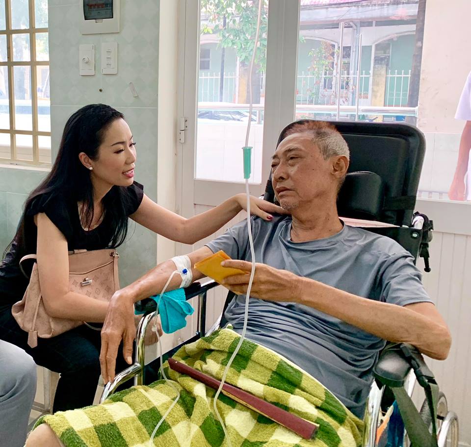 Bệnh ung thư phổi của NS Lê Bình chuyển biến xấu trong lúc xạ trị - 1