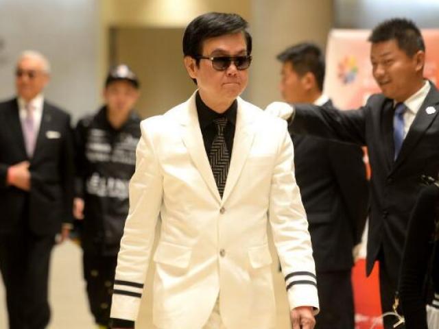 Đời sống Showbiz - Ông trùm Hong Kong được hàng chục chân dài vây quanh trong sinh nhật 73 tuổi