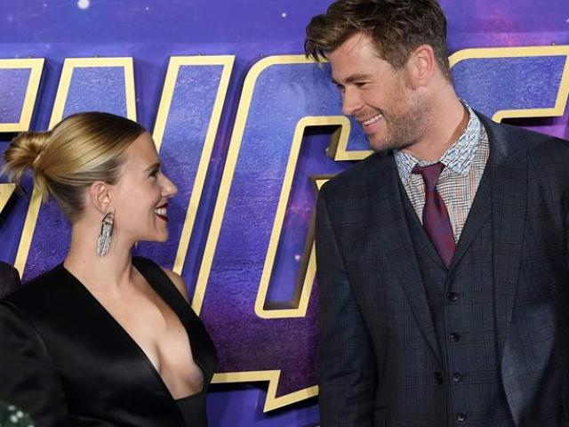 Thời trang - "Góa phụ đen Avengers" thử nghiệm áo khoét kỳ lạ