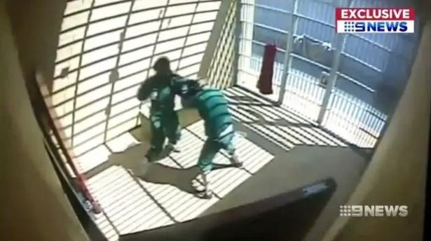 Video gangster khét tiếng đánh nhau tay đôi với khủng bố trong nhà tù Úc - 1