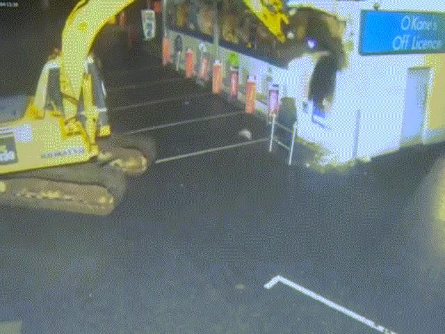Trộm dùng máy xúc phá tường, cẩu cả cây ATM lên xe bán tải rồi chuồn mất