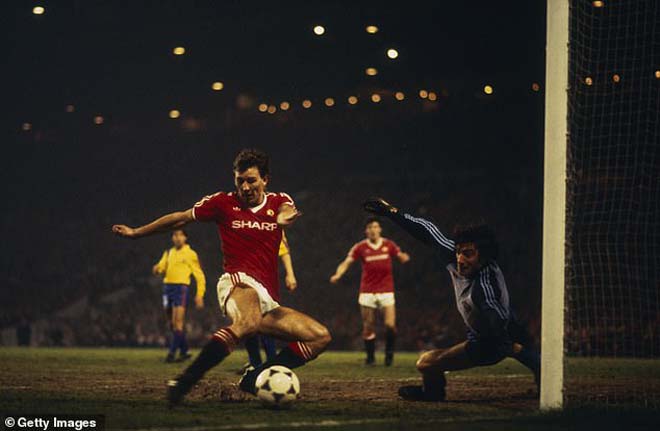 MU mơ lật đổ Barca: Thua 0-2 vẫn thắng ngược 3-0, Maradona nín lặng - 3