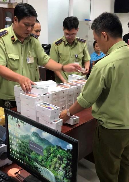 Tạm giữ hàng trăm Iphone, Ipad trị giá hơn 4 tỉ - 1