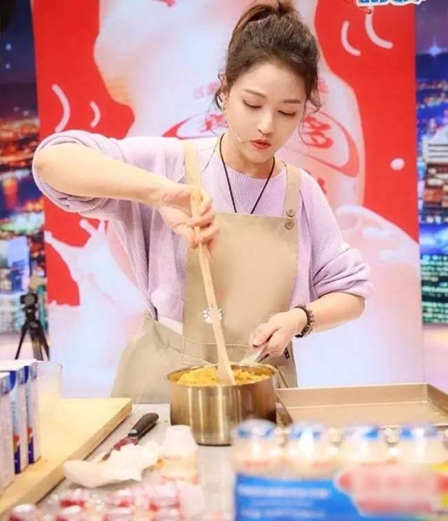 Mới đây trong một cuộc thi nấu ăn, Châu Hải My gây bất ngờ vì diện mạo trẻ đẹp.