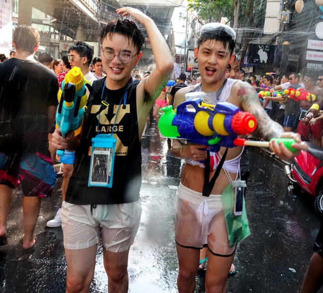 Tuy nhiên theo hình ảnh ghi lại của truyền thông Thái Lan, rất nhiều người vẫn mặc phóng khoáng đi té nước Songkran. Đa phần nam thanh niên cởi trần, còn con gái mặc bikini, quần siêu ngắn 5cm, áo croptop,...