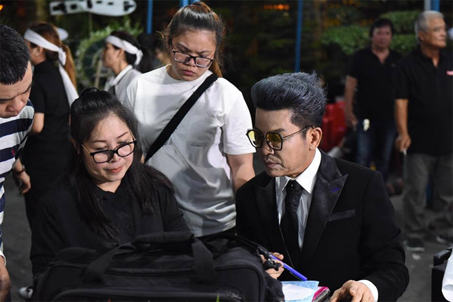 Trèo cây, đu cột để giành chỗ livestream trong lúc chôn cất linh cữu cố NS Anh Vũ - 2