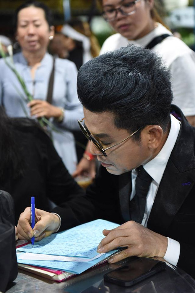 Trèo cây, đu cột để giành chỗ livestream trong lúc chôn cất linh cữu cố NS Anh Vũ - 3