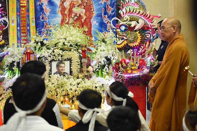 Trèo cây, đu cột để giành chỗ livestream trong lúc chôn cất linh cữu cố NS Anh Vũ - 1